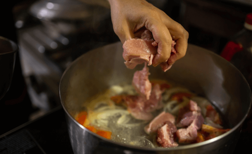 酸菜白肉鍋熬高湯